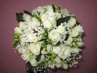 Mod.413 - Bouquet rosas y fressias blancas